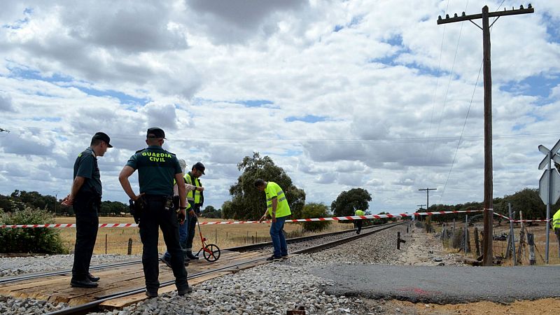 Dos muertos al arrollar un tren a una furgoneta en el municipio de Manzanares