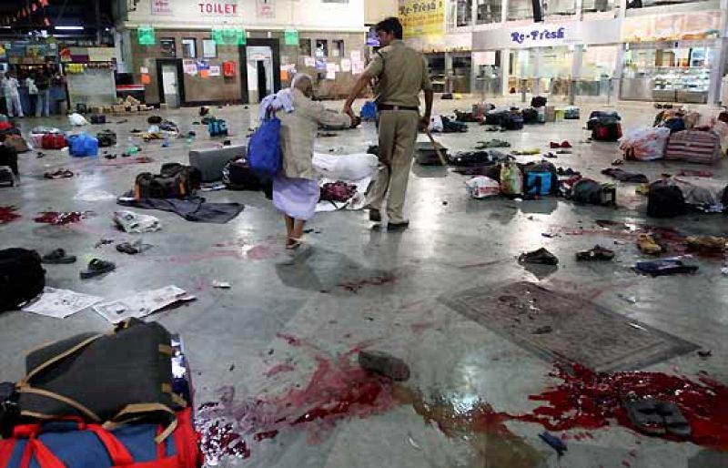 Aguirre, testigo de una cadena de atentados en Bombay que deja un centenar de muertos