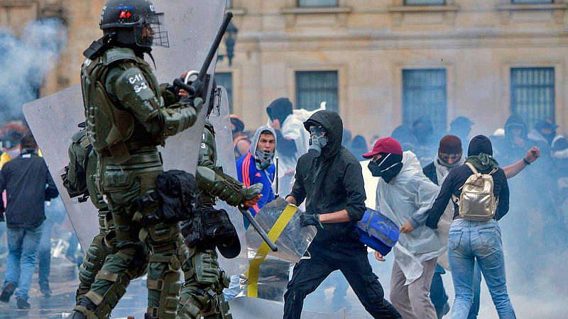 La jornada de "paro nacional" en Colombia termina con cacerolazos e incidentes aislados.