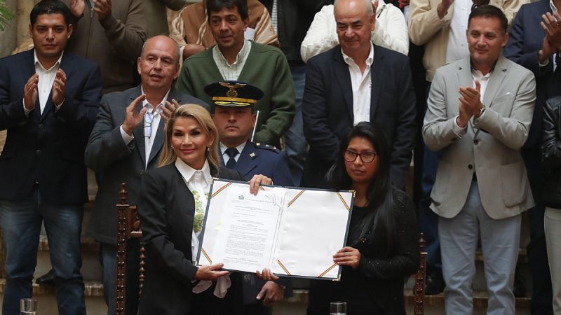 La presidenta interina de Bolivia promulga la ley de urgencia para convocar lo antes posible nuevas elecciones