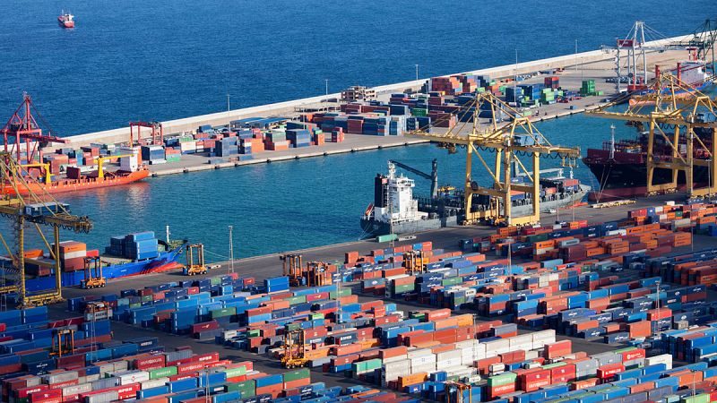 Los estibadores y la patronal firman un documento base que evita la huelga