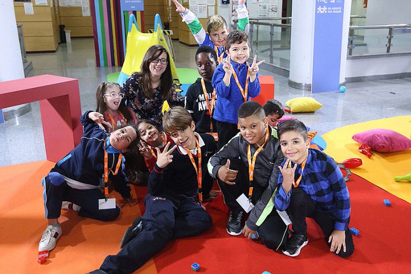 Nios de Entrevas vienen a jugar a Torrespaa en el Da del Nio y se llevan su propia ludoteca