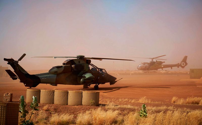 Francia pierde a 13 militares en el choque mortal de dos helicópteros en Mali