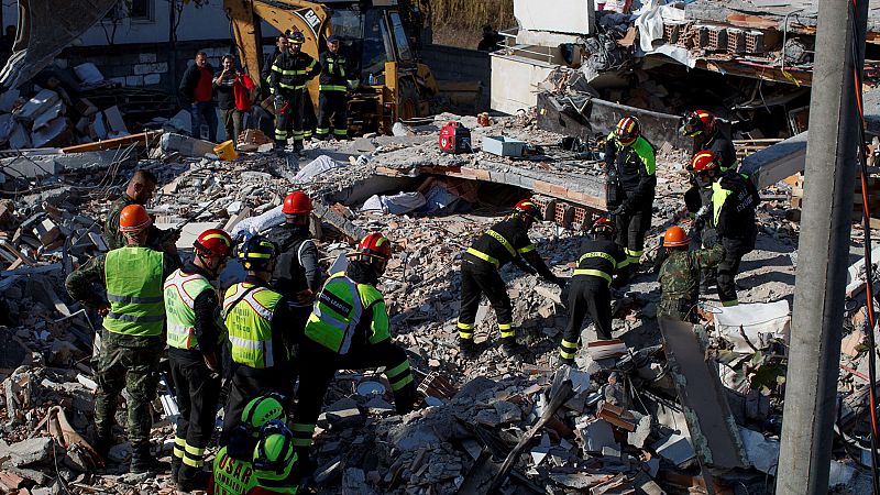Los equipos de rescate buscan a supervivientes tras el terremoto de Albania, que deja al menos 29 muertos