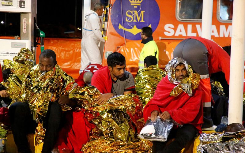 Cuatro muertos y diez desaparecidos al naufragar una patera que estaba a la deriva a 30 millas de Melilla