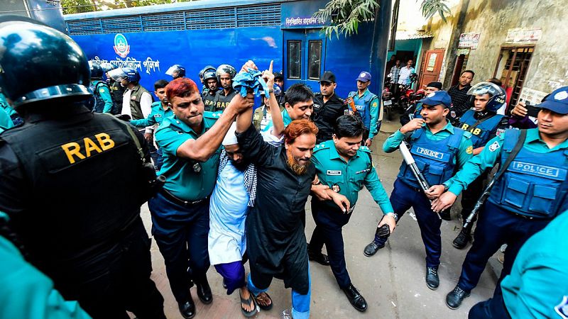 Condenan a muerte en Bangladesh a siete yihadistas por el ataque a una cafetería en 2016
