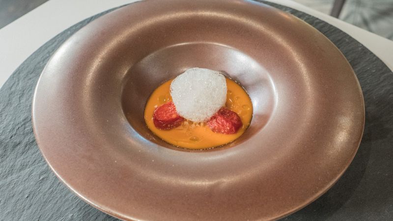 Receta de tomates concentrados, salmorejo, yema cocktail y aire de miel tostada