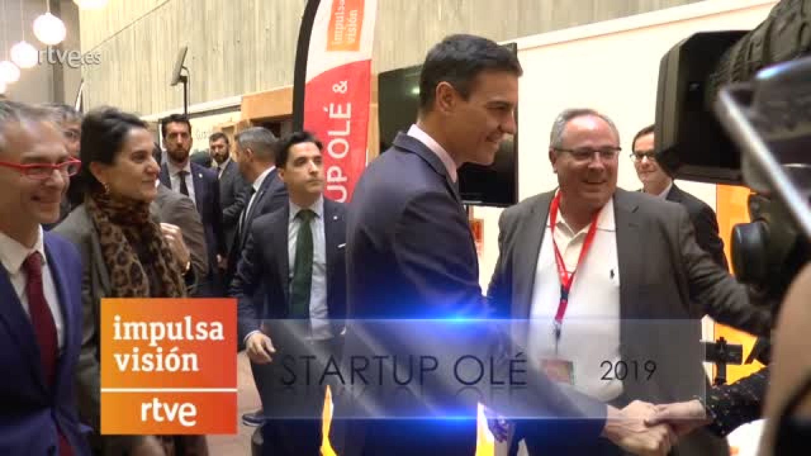 El presidente del gobierno, Pedro Sánchez, visita el estand de Impulsa Visión RTVE en Startup Olé de Salamanca