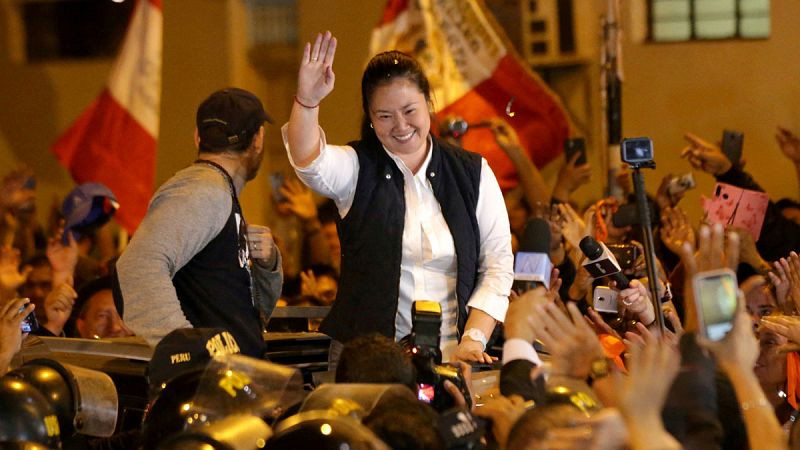 Keiko Fujimori sale de la cárcel entre vítores de sus seguidores
