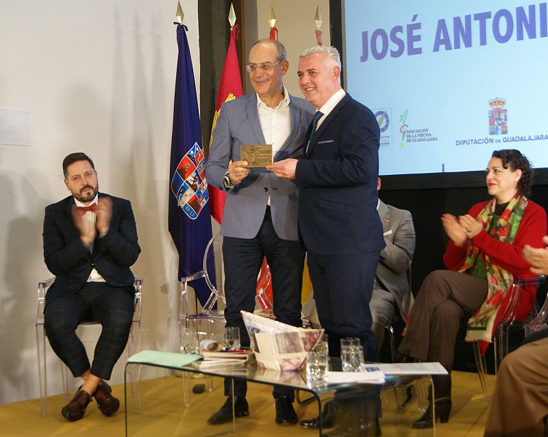 José Antonio Guardiola, director de 'En Portada', recibe el Premio Manu Leguineche