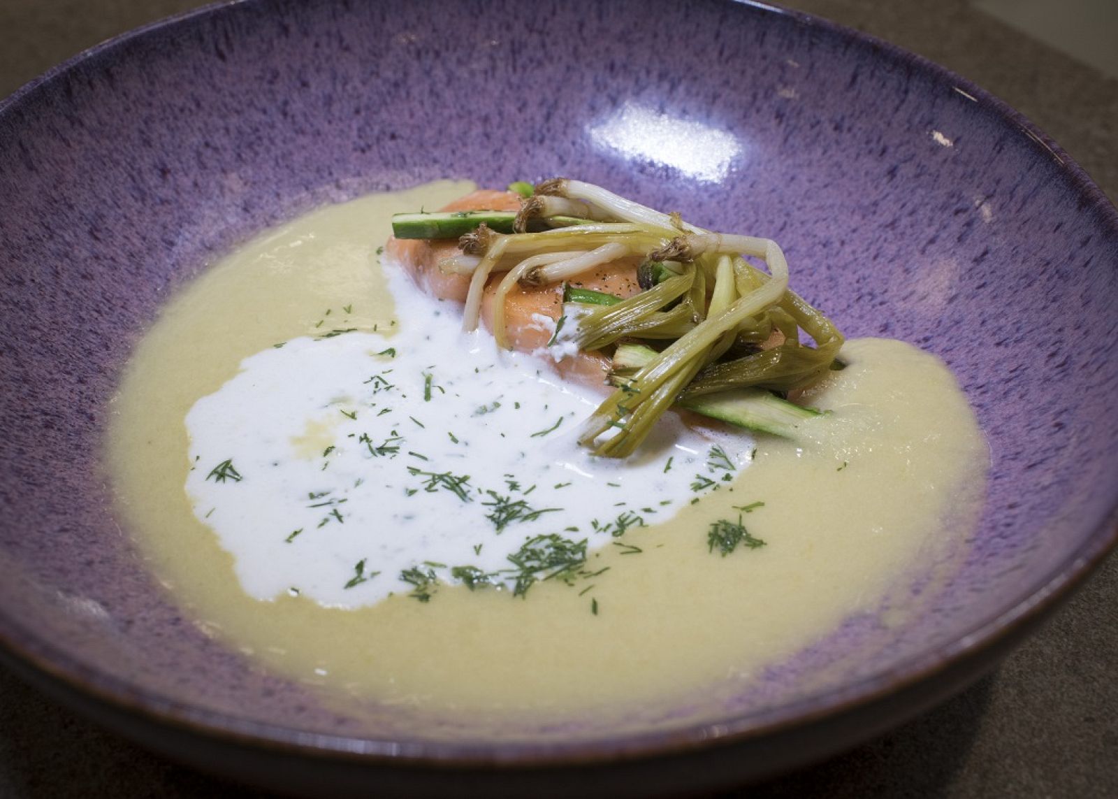 "Sopa de espárragos y puerros con salmón" de Dani García | Ver