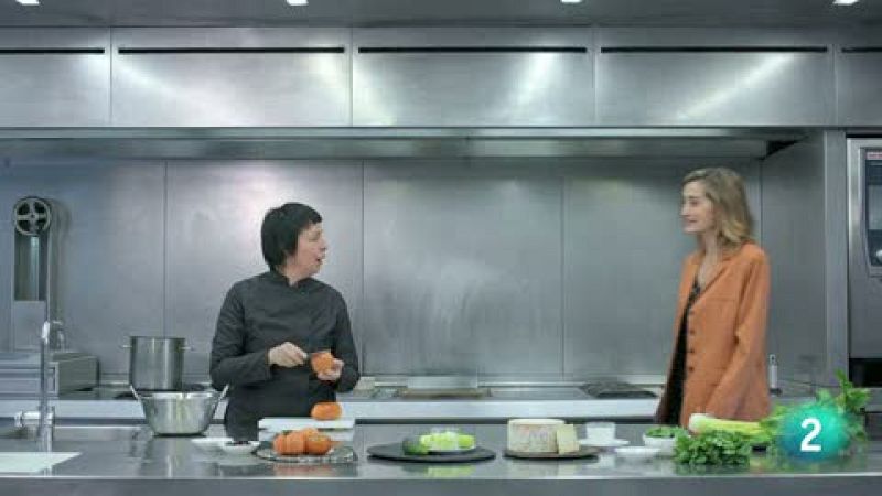 Tomate, crema de queso, pepino, aceituna negra, aceite de albahaca y granizado apio