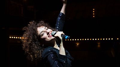 Solamente una vez - Para ser mujer eres bastante graciosa - Escuchar ahora