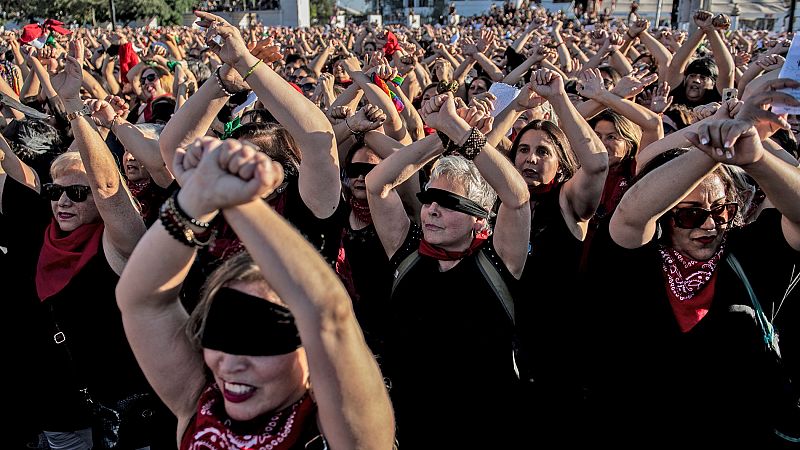 Miles de chilenas vuelven a las calles contra la violencia machista: "La lucha no se acabó con la dictadura"
