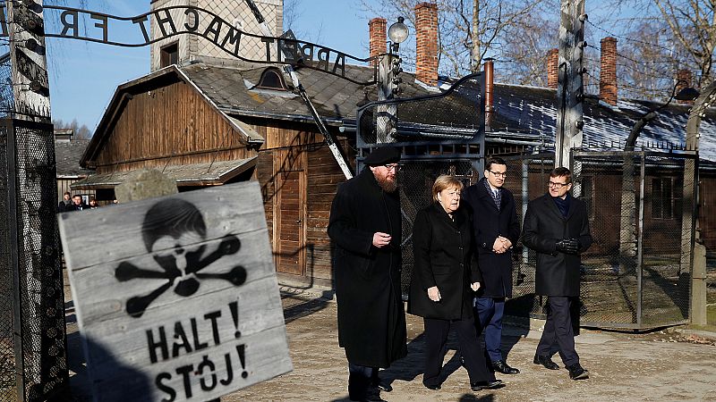 Merkel, en Auschwitz: "Me siento profundamente avergonzada por los crímenes atroces de los alemanes"