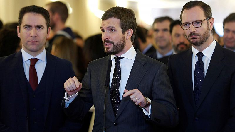 Casado reprocha a Sánchez elegir a los "enemigos de la Constitución" y se mantiene en el 'no'