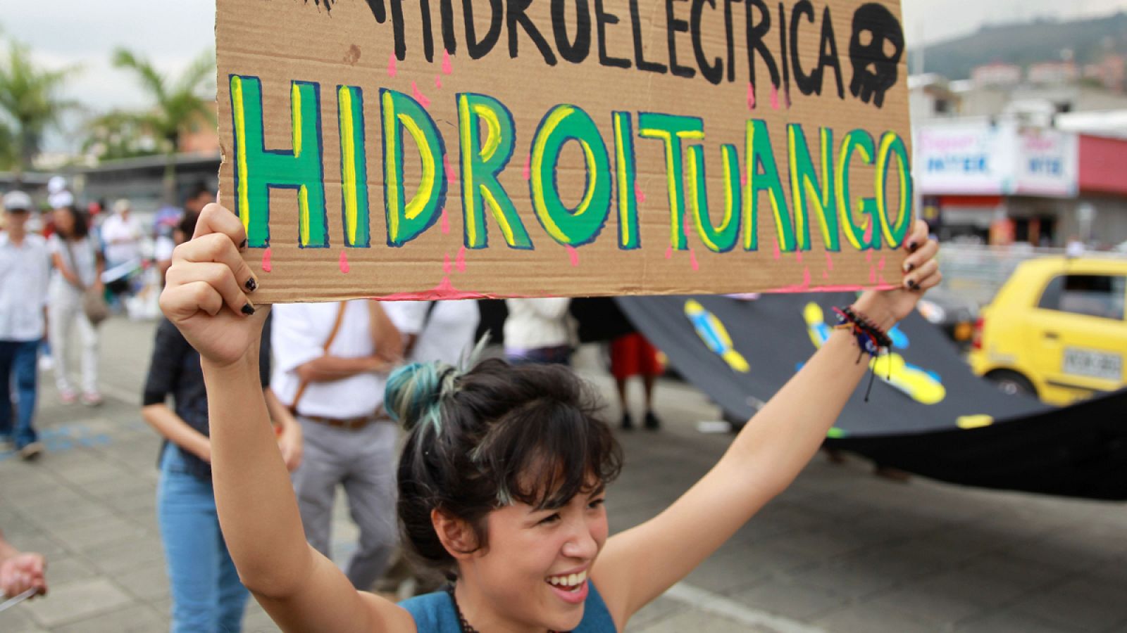 Milena Flórez ha tenido que huir de Colombia, junto con su familia, para instalarse en Barcelona. Su delito ha sido oponerse al proyecto de energía más grande de su país, Hidroituango, que se está construyendo a unos 170 kilómetros al norte de Medell