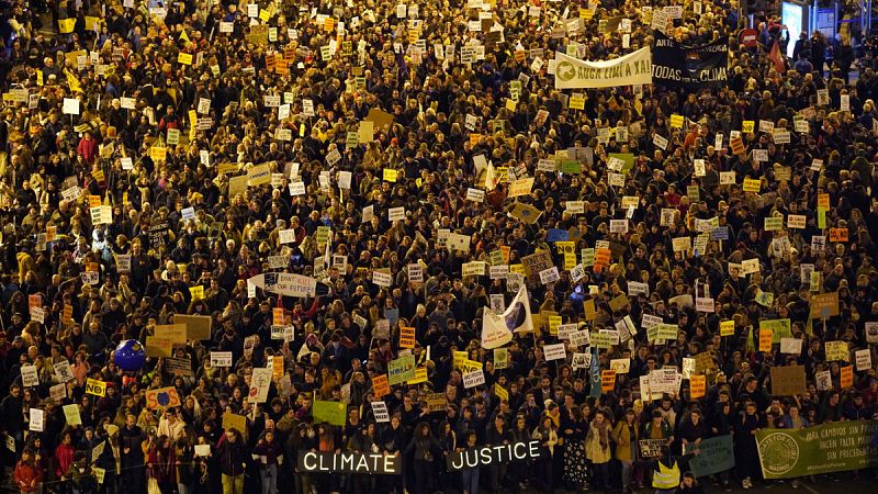 Miles de personas salen a la calle en Madrid para exigir "hechos" contra el cambio climático