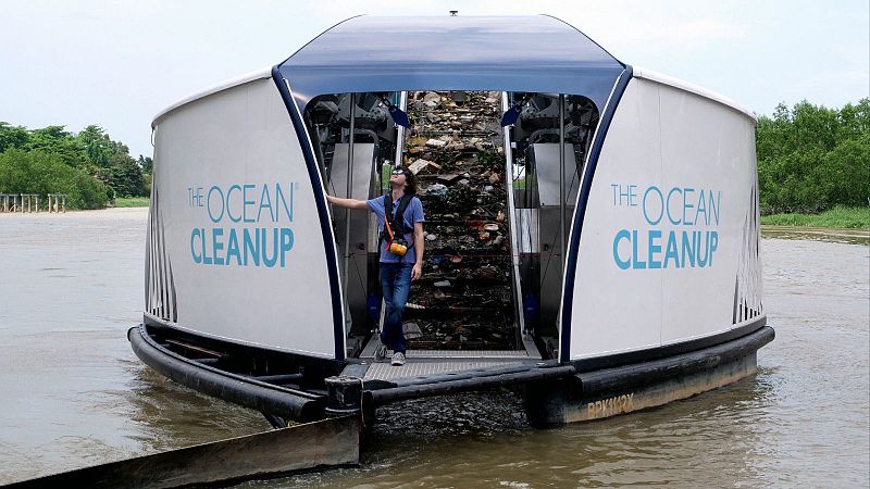 The Ocean Cleanup ha logrado recoger "60 bolsas de un metro cúbico de plástico" del océano Pacífico