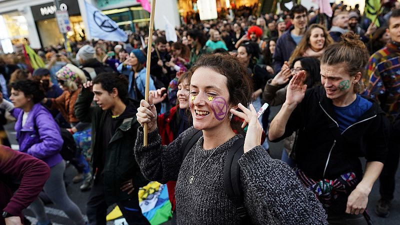 Activistas ambientales cortan la Gran Vía de Madrid para exigir medidas contra el cambio climático