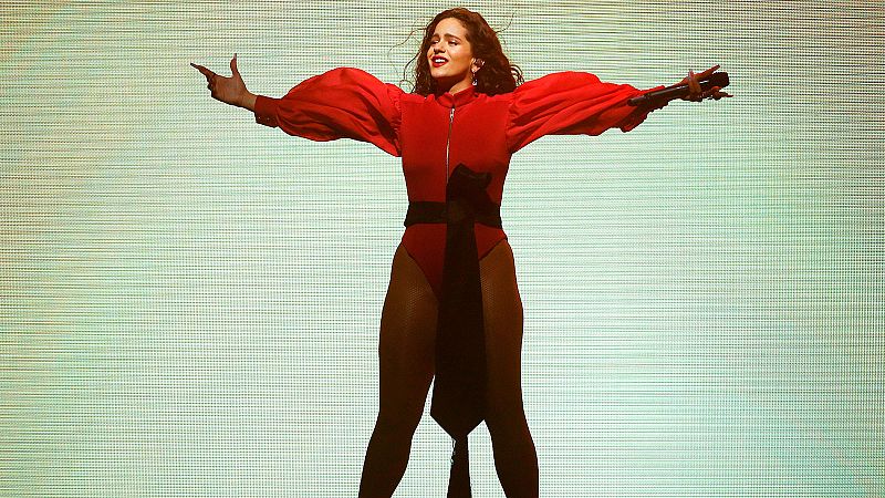 Rosalía derrocha poderío en casa con un debut estelar en el Palau Sant Jordi