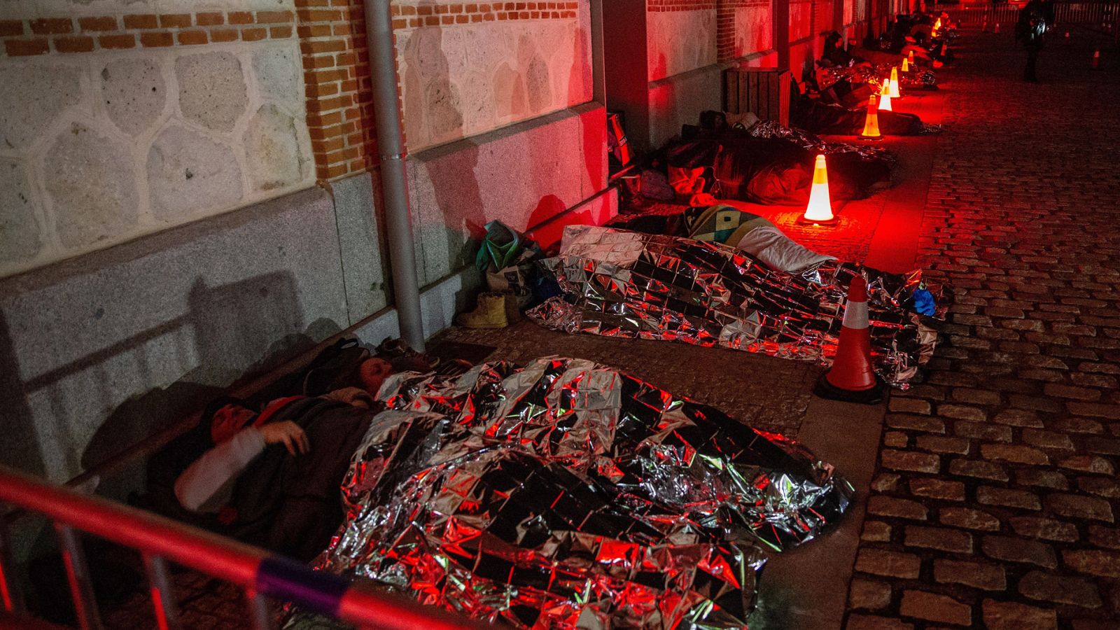 Cientos de personas duermen a la intemperie en Madrid para visibilizar el drama de los sintecho - Ver ahora