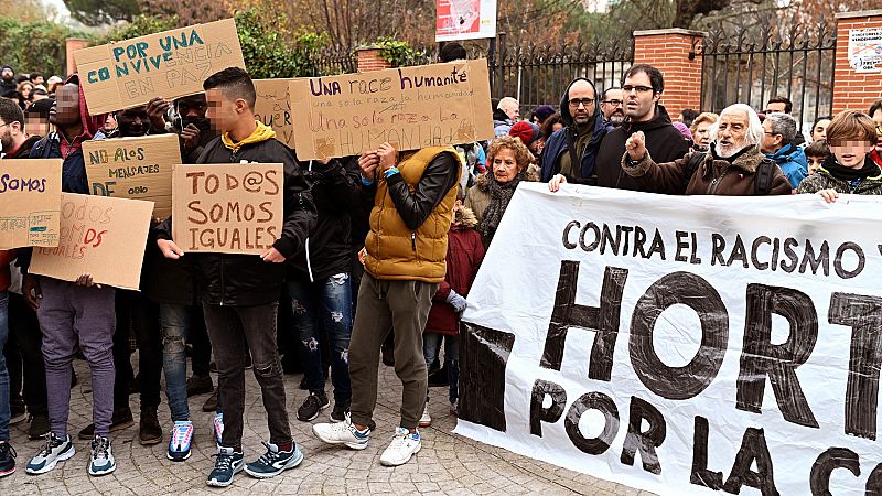 Vecinos de Hortaleza se manifiestan contra "los discursos de odio" frente al centro de menores atacado