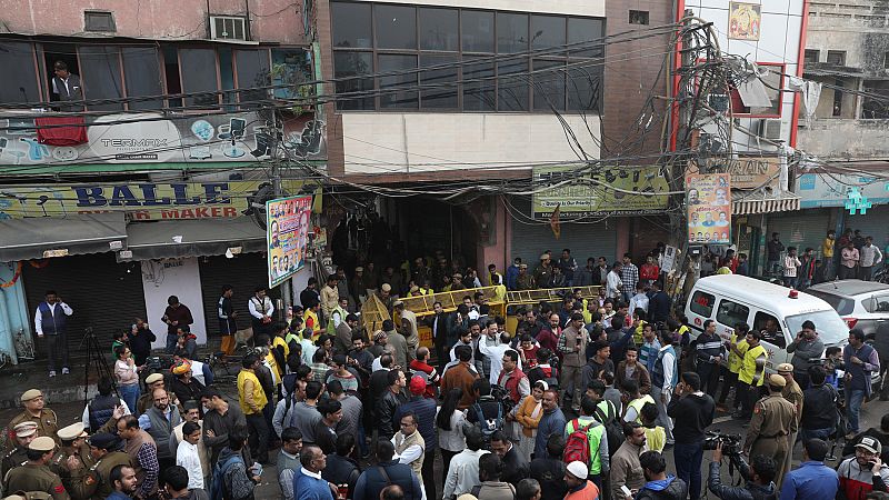 Mueren en un incendio 43 personas que dormían en una fábrica de bolsos de Nueva Delhi