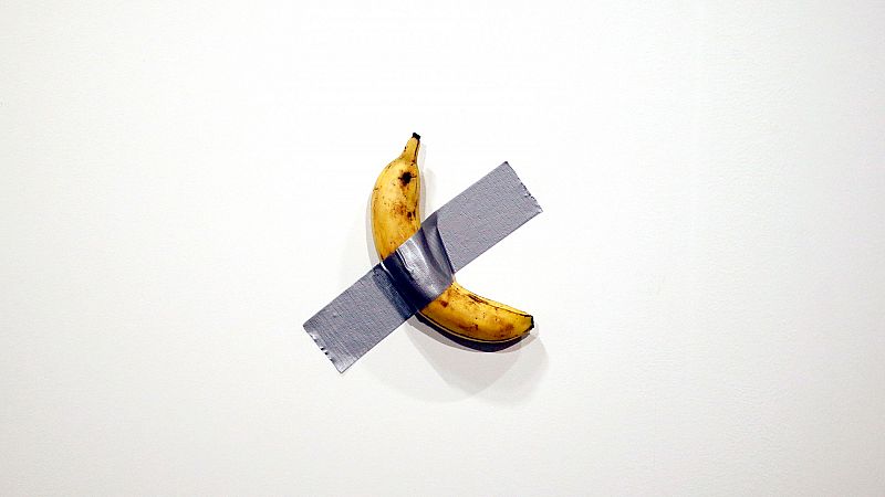 El neoyorquino Datuna se come un plátano de 120.000 dólares, obra del controvertido artista italiano Cattelan