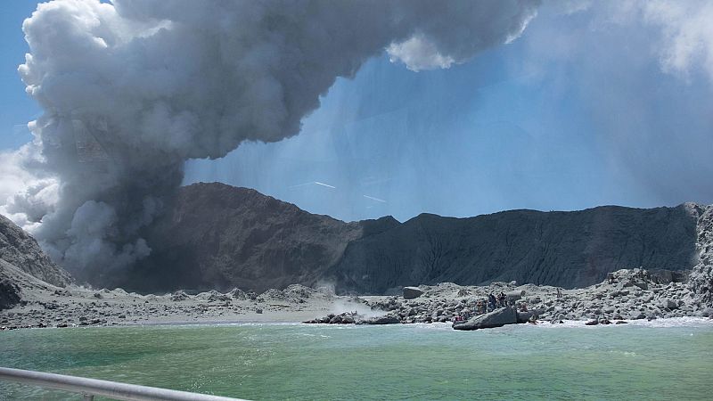 Nueva Zelanda anuncia una investigación por la muerte de al menos cinco turistas tras la erupción del volcán Whakaari