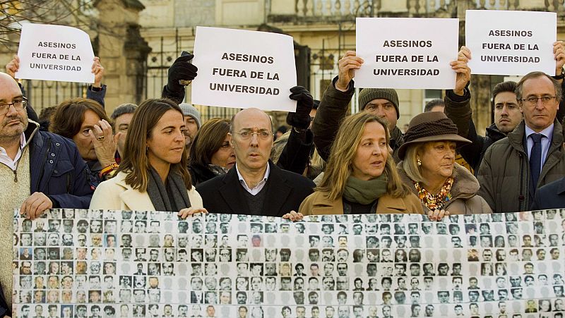 Protestas por la charla de un expreso de ETA en la Universidad del País Vasco en Vitoria