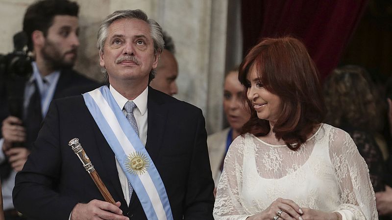 Fernández toma posesión como presidente de Argentina y promete detener la "caída libre" de la economía
