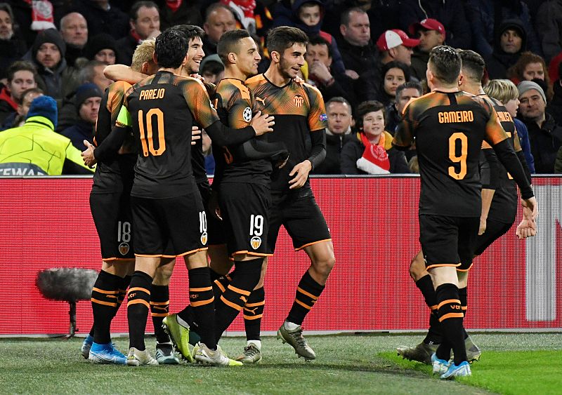 El Valencia resiste el asedio en Ámsterdam y pasa a octavos