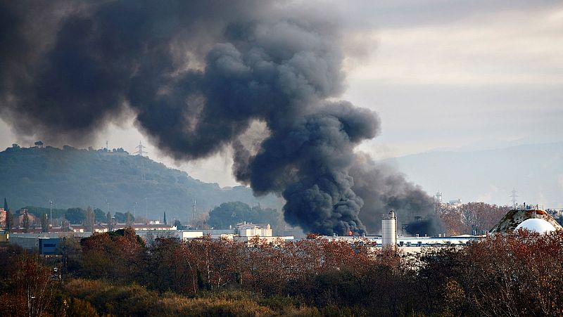 Un incendio industrial en Montornès obliga a evacuar 250 personas y contamina el río Besòs