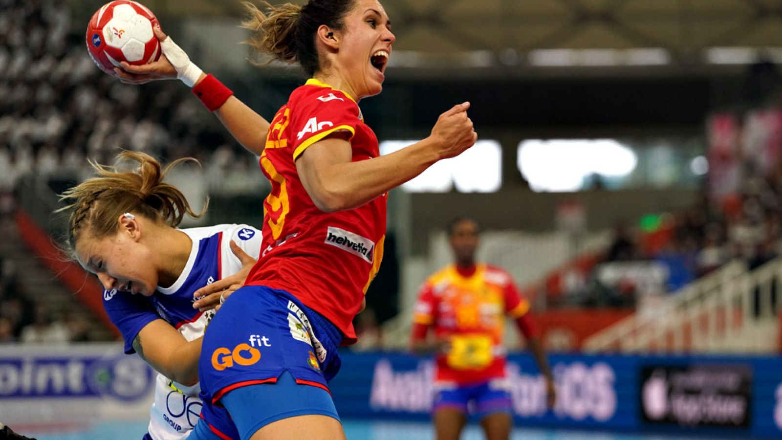 La selección española femenina de balonmano se ha complicado mucho  sus opciones de estar en las semifinales del Mundial de Japón tras  perder este miércoles de forma clara por 26-36 ante Rusia y depender  de que Suecia no gane a Montenegro.