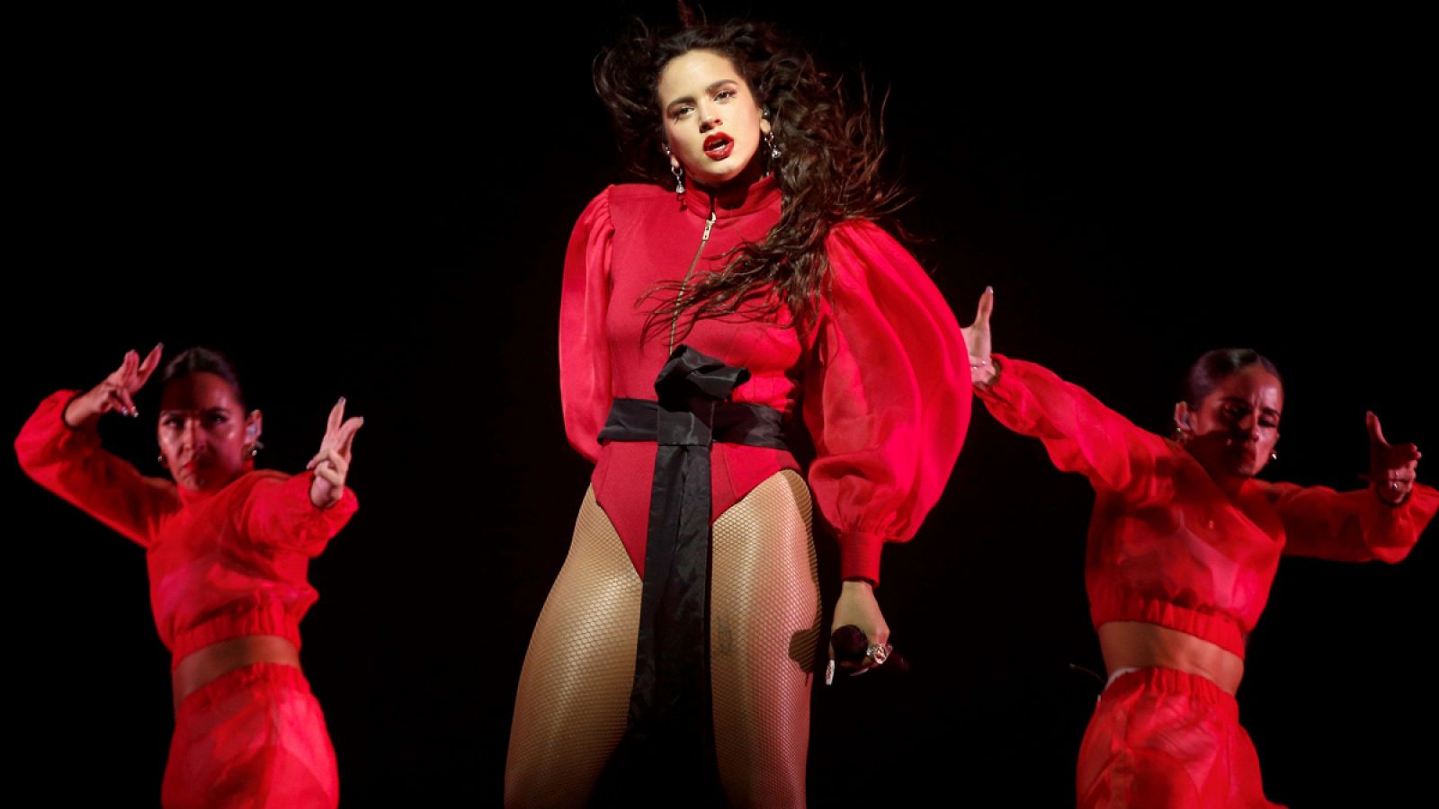 Rosalía corona un año de éxitos con gira de conciertos, premios y portadas como "influencer" | Ver