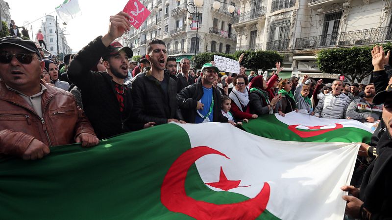 Los argelinos eligen al sucesor de Buteflika entre nuevas protestas por el rechazo de la oposición a los comicios