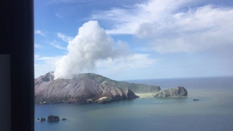 Recuperan seis cuerpos de las víctimas por la erupción de un volcán en Nueva Zelanda