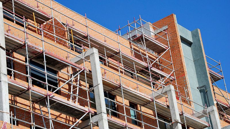 La compra de viviendas sigue cayendo en octubre pero a un ritmo más moderado