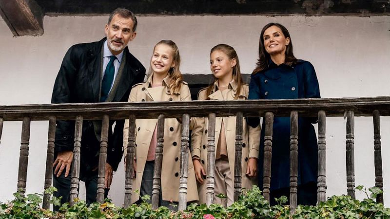 Los reyes y sus hijas felicitan la Navidad con una foto familiar en Asturias