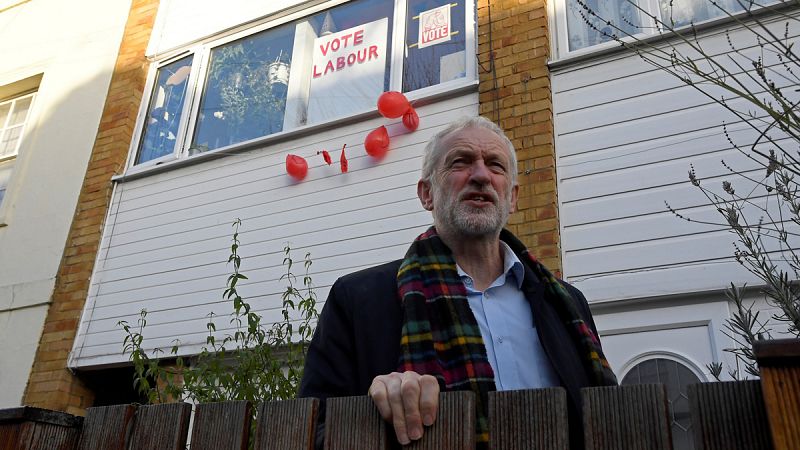 Corbyn pide disculpas a sus votantes tras la debacle electoral: "Aprenderemos las lecciones de esta derrota"