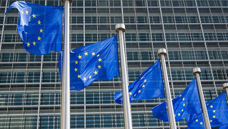 La Comisión Europea ve desequilibrios macroeconómicos en España por su deuda, posición exterior y paro