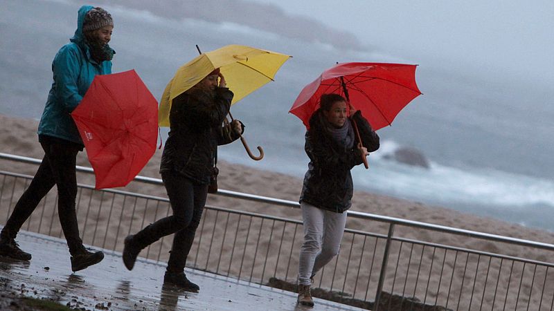 La borrasca 'Elsa' pone 15 provincias en alerta por fuertes vientos, lluvia y oleaje