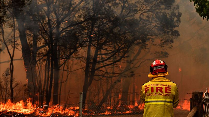 Australia se consume bajo el fuego mientras crecen las críticas contra la política climática de su gobierno