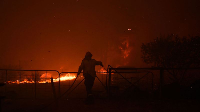 Mueren dos bomberos en los incendios de Australia agravados por la ola de calor que afecta a gran parte del país