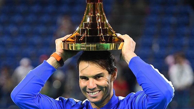 Nadal no entiende de torneos de exhibición y se impone a Tsitsipas en una final épica