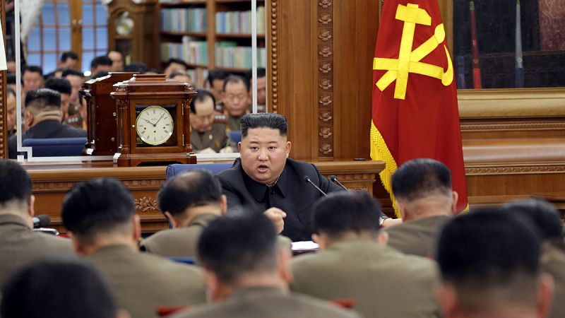 Kim Jong-un llama a "reforzarse militarmente" en una reunión con la cúpula militar de Corea del Norte