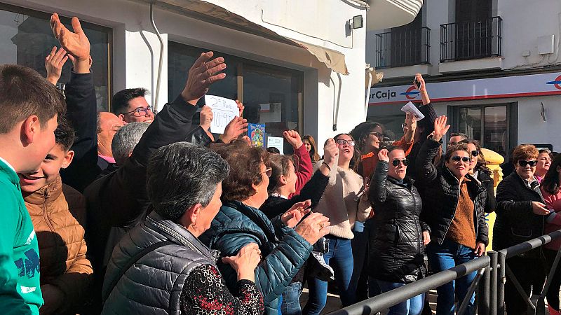 El segundo premio de la Lotería riega de millones y alegría Fuente del Maestre, en Badajoz: "Hacía muchísima falta"