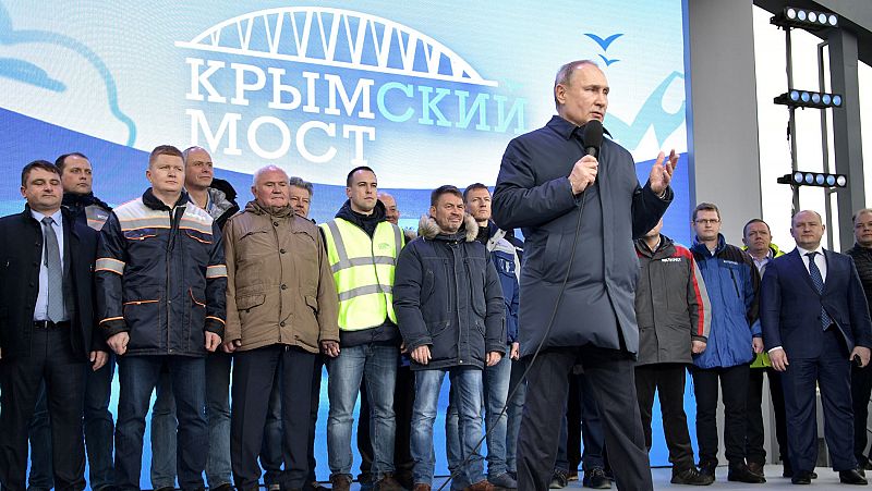 Putin inaugura la vía férrea entre Rusia y la anexionada península de Crimea