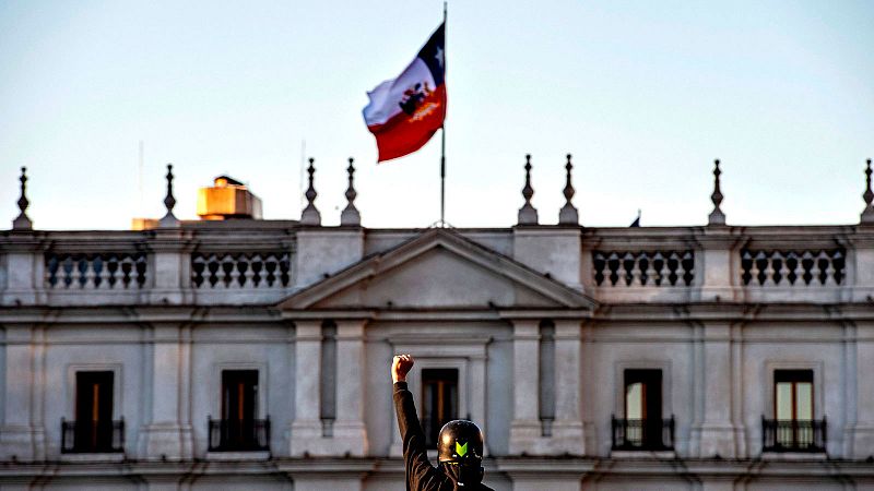 El presidente de Chile firma la ley para un referéndum constitucional tras más de dos meses de protestas